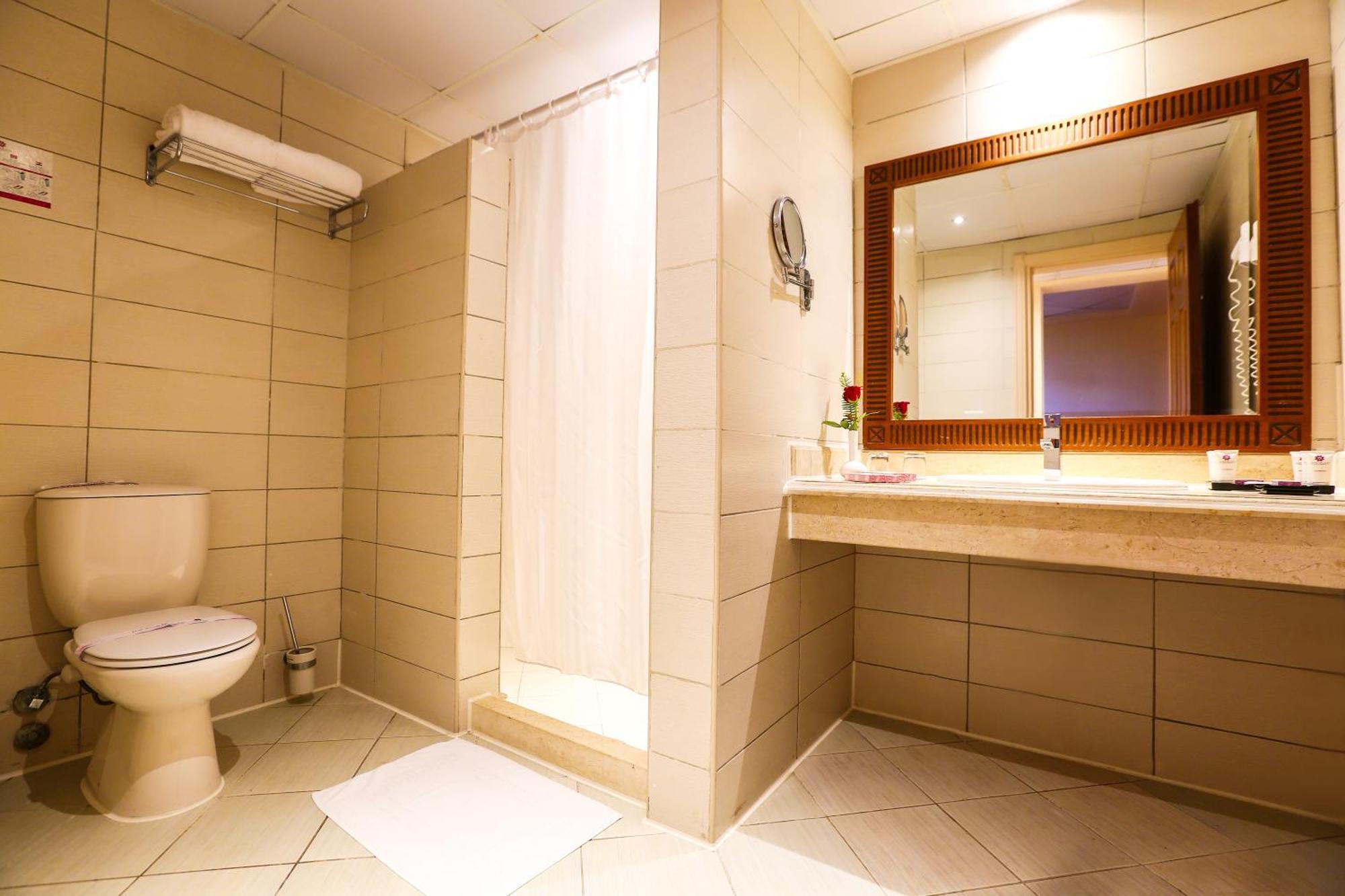 Hotel Charmillion Gardens Aquapark Sharm El-Sheikh Zimmer foto A bathroom in a hotel