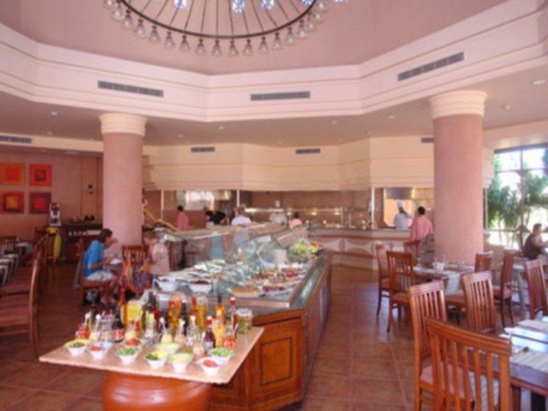 Hotel Charmillion Gardens Aquapark Sharm El-Sheikh Exterior foto A buffet at a hotel