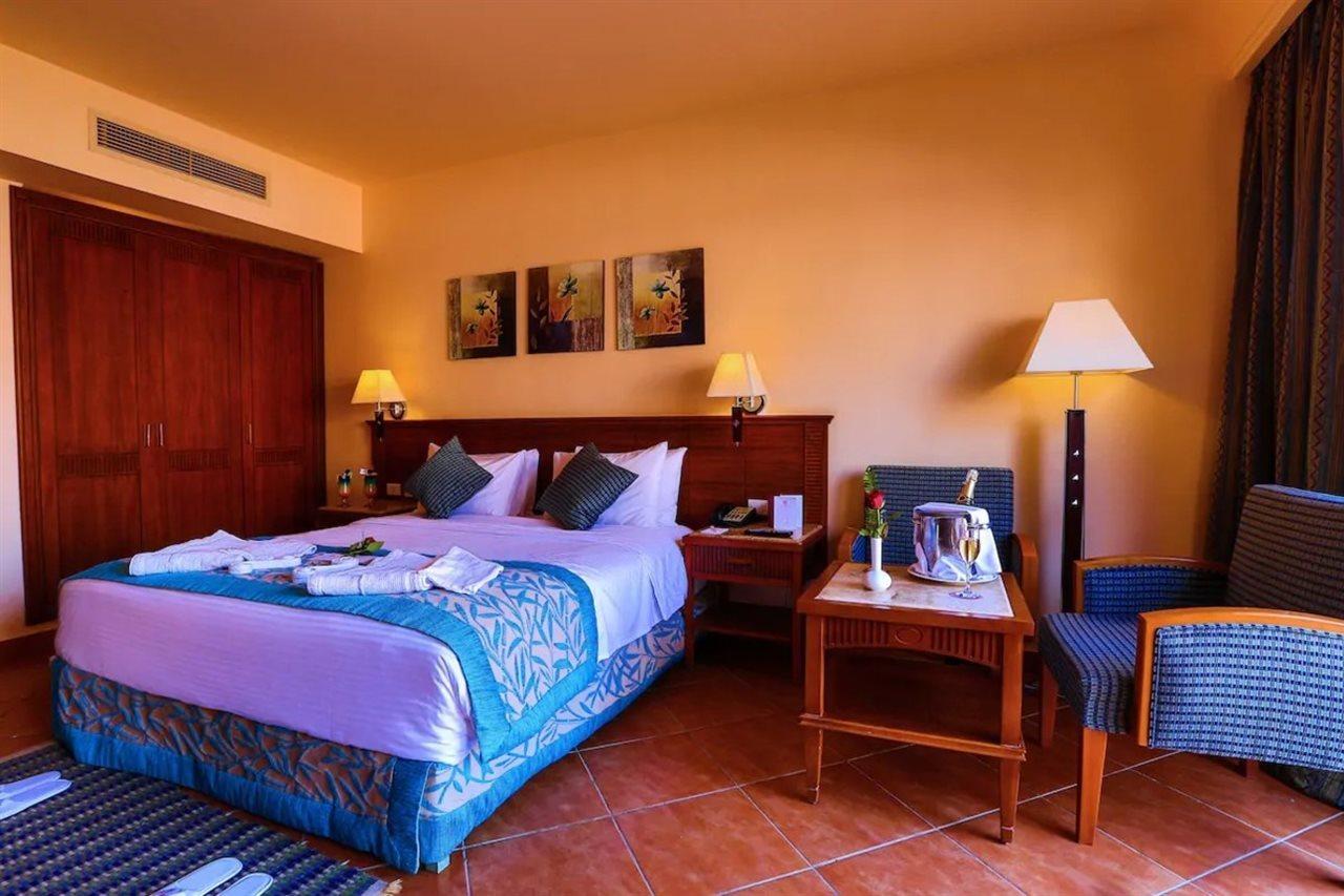 Hotel Charmillion Gardens Aquapark Sharm El-Sheikh Exterior foto A bedroom in a hotel